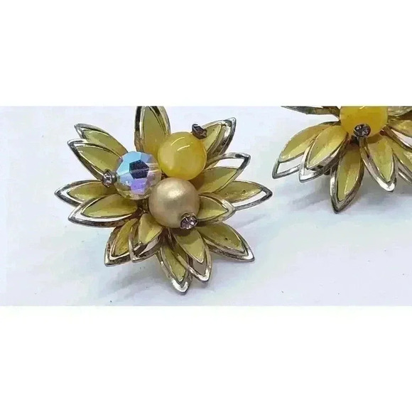 Vintage Coro Earrings Yellow Daisy Flower Enamel & Cut Out Glass Bead Center 50s - Picture 6 of 9